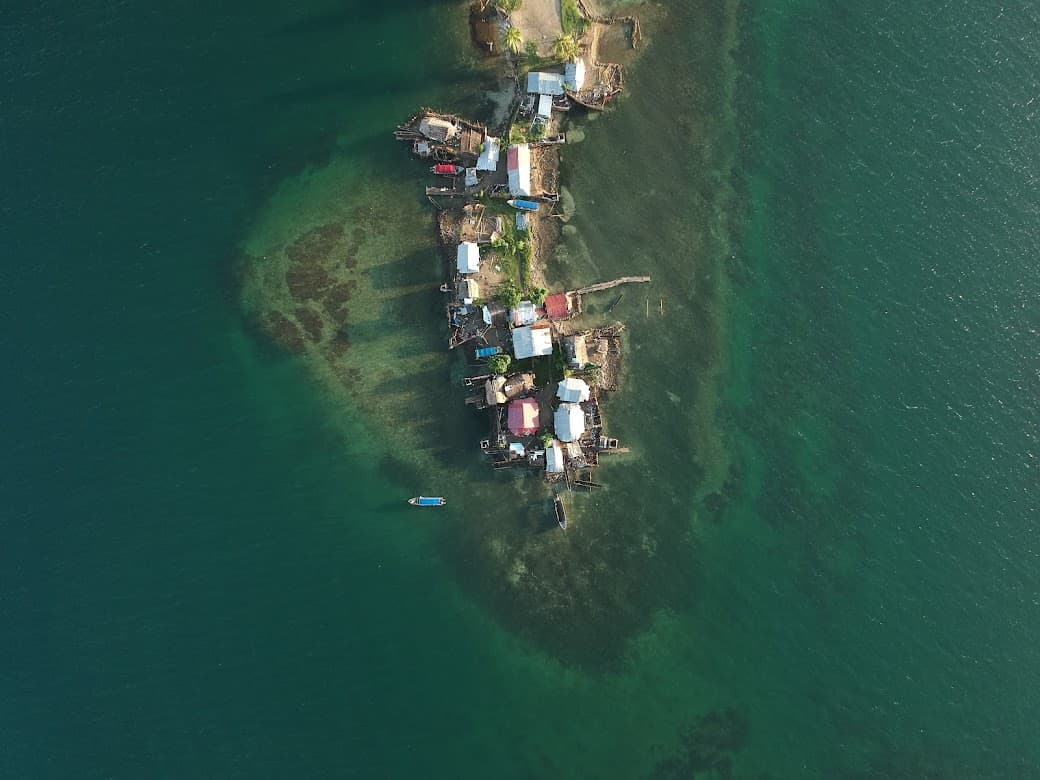 Una de las 365 islas de Guna Yala, Panamá. A los isleños les gusta decir que hay una isla por cada día del año, aunque no todas están habitadas. Según el Dr. Matthew Larsen, antiguo director del Centro Smithsonian de Investigaciones Tropicales en Panamá, como consecuencia del cambio climático y la subida del nivel del mar, "con el tiempo esas islas tendrán que ser abandonadas por completo".