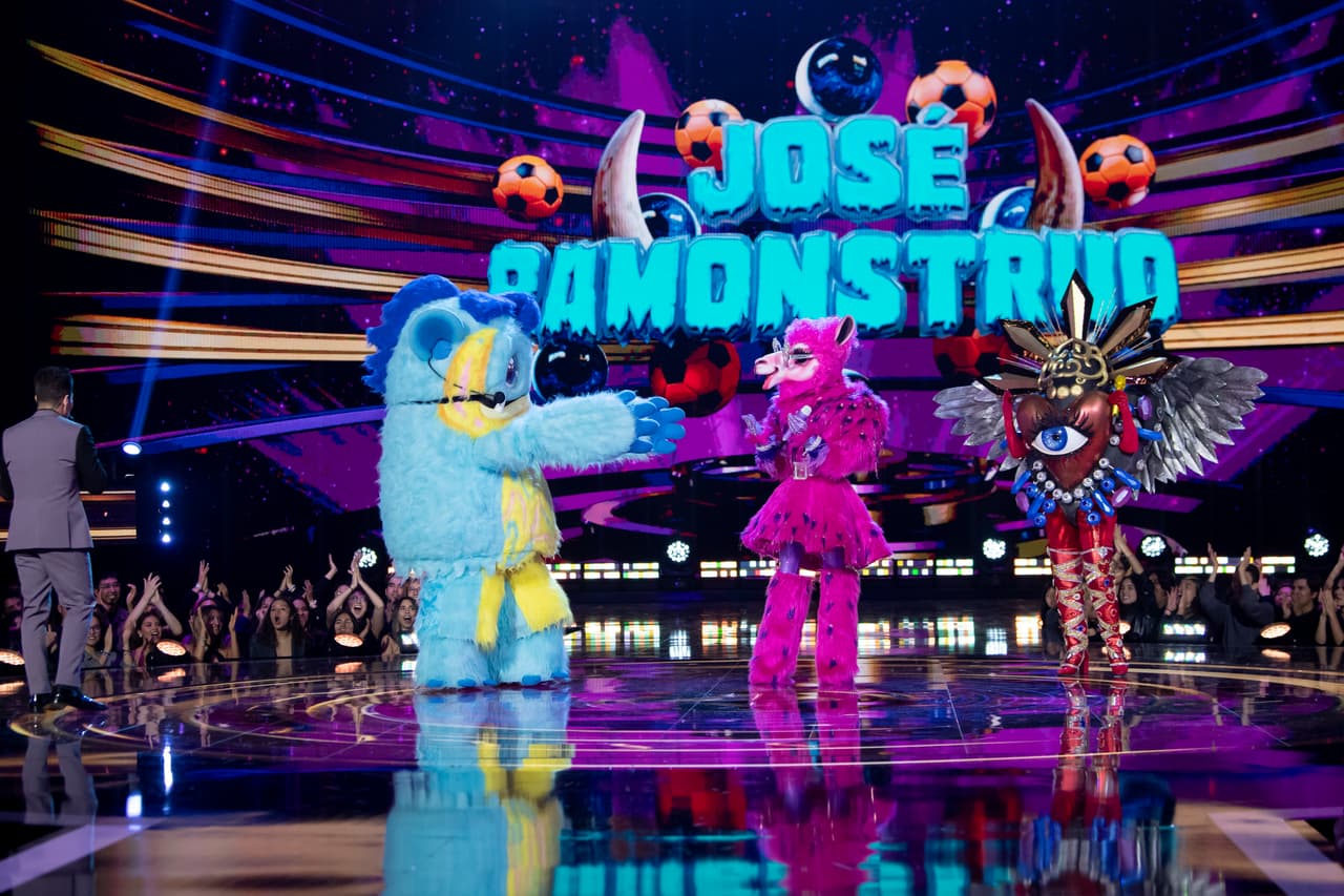 Esta quinta temporada de ¿Quién Es La Máscara? contará con
<u><b><a href="https://www.univision.com/shows/quien-es-la-mascara/quien-es-la-mascara-2024-conoce-a-los-19-personajes-fotos#cfcf56eb0000" target="_blank">19 personajes</a></b></u>, y durante la primera emisión se presentaron a los primeros seis: Milagrito, José Ramonstruo, Llama, Bebé Alien, Hada y Sardinas, quienes se enfrentaron en dos triples combates.