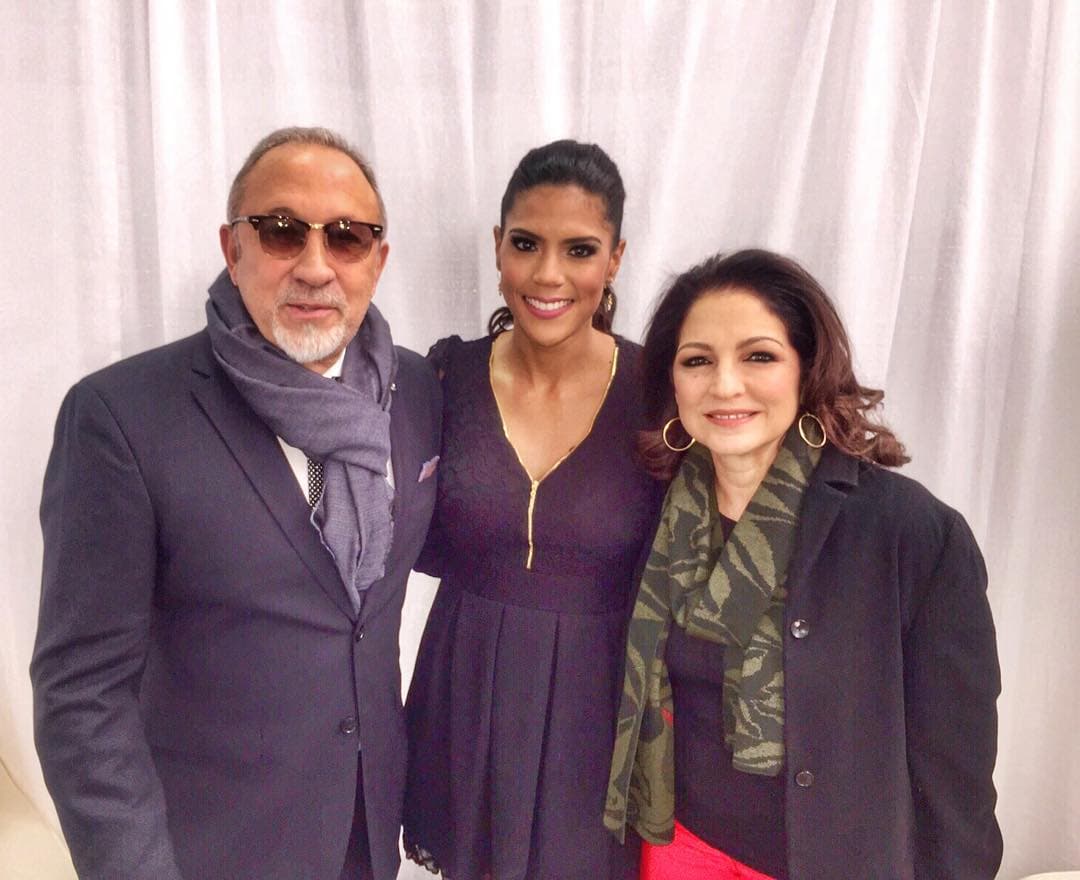 Aquí vemos a la conductora junto a Emilio y Gloria Estefan.