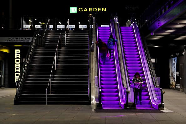 Así fueron iluminadas las escaleras mecánicas del TD Garden en tributo a Kobe.