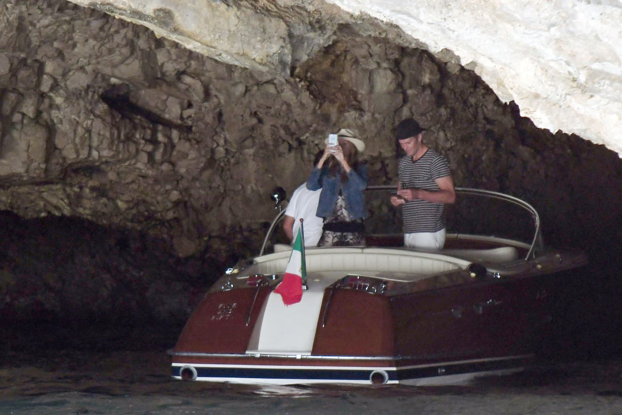 Entraron a una caverna y Gisele sacó la cámara.