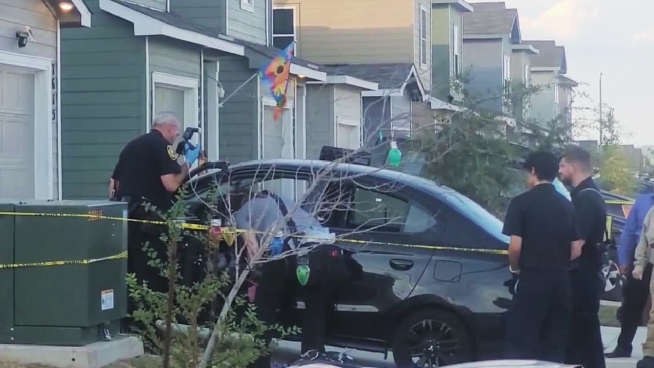 Vecinos colocan altar en memoria de dos hermanos menores de edad hallados muertos en un auto