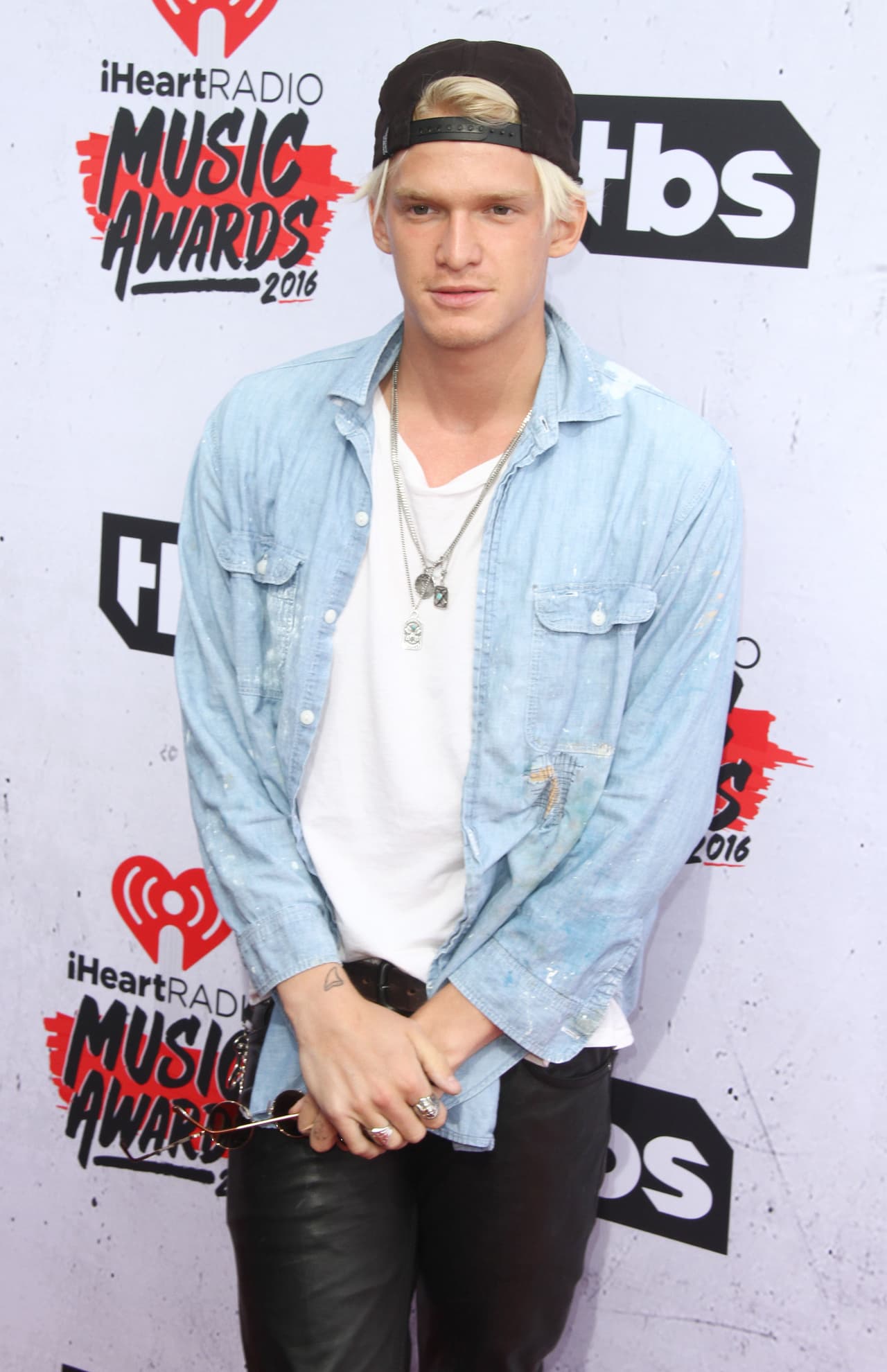 Con todo y esos comentarios, Simpson dijo al medio australiano 
<b><a href="https://punkee.com.au/cody-simpson-lindsay-lohan-furniture/85146" target="_blank">Punkee</a></b> que él y Lohan se han estado enviando "mensajes de texto desde que terminó el programa y 
<b><a href="https://www.univision.com/entretenimiento/lindsay-lohan-es-golpeada-en-la-cara-por-una-indigente-en-las-calles-de-moscu-video" target="_blank">estamos bien</a></b>".
<br>