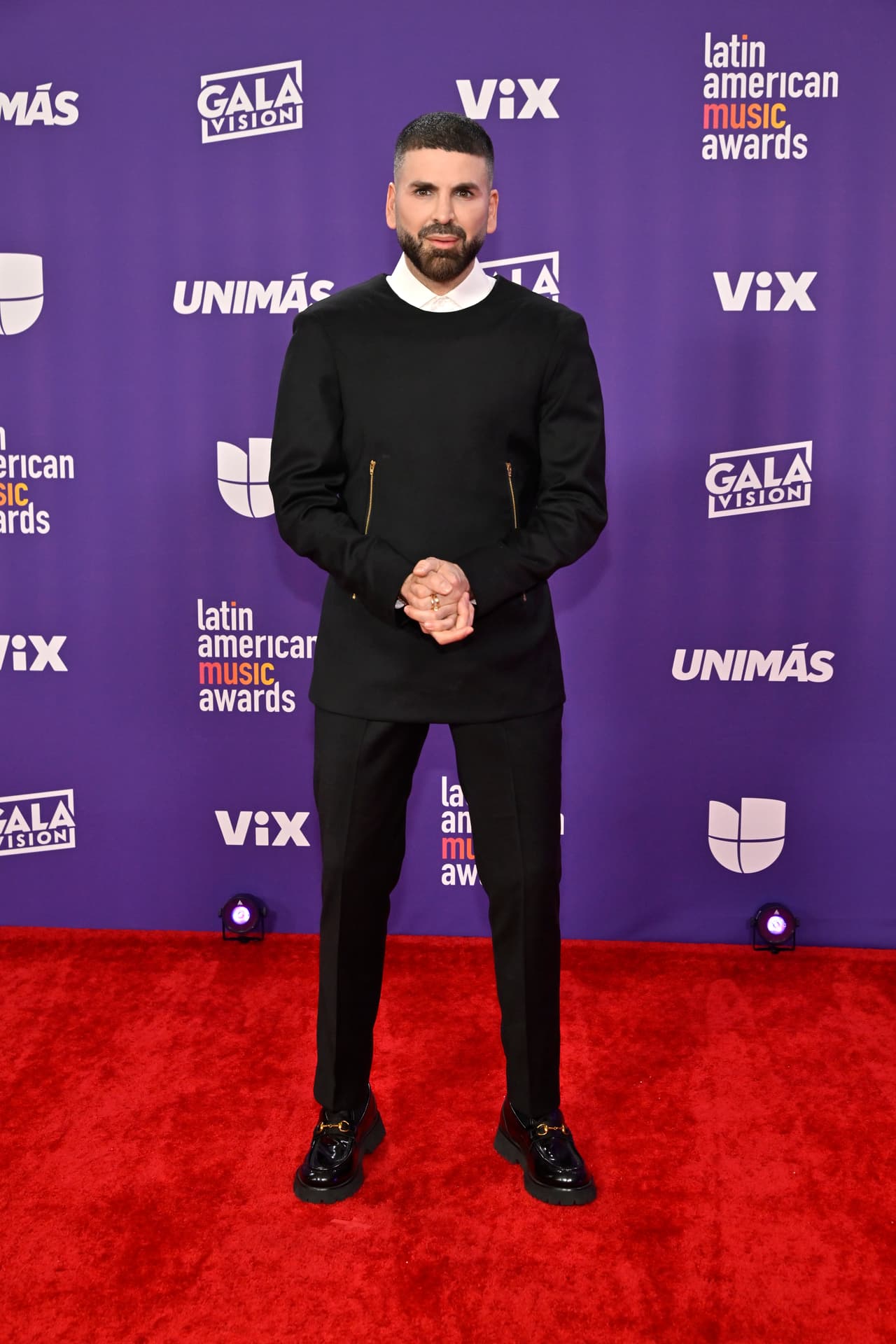 <b>Jomari Goyso</b> se dejó ver con un look casual en negro.