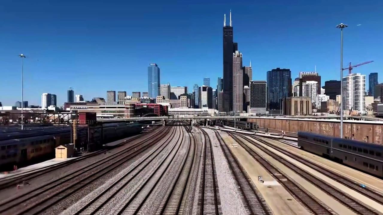 Mexicanos, la fuerza que ayudó a construir los rieles que conectan a Chicago