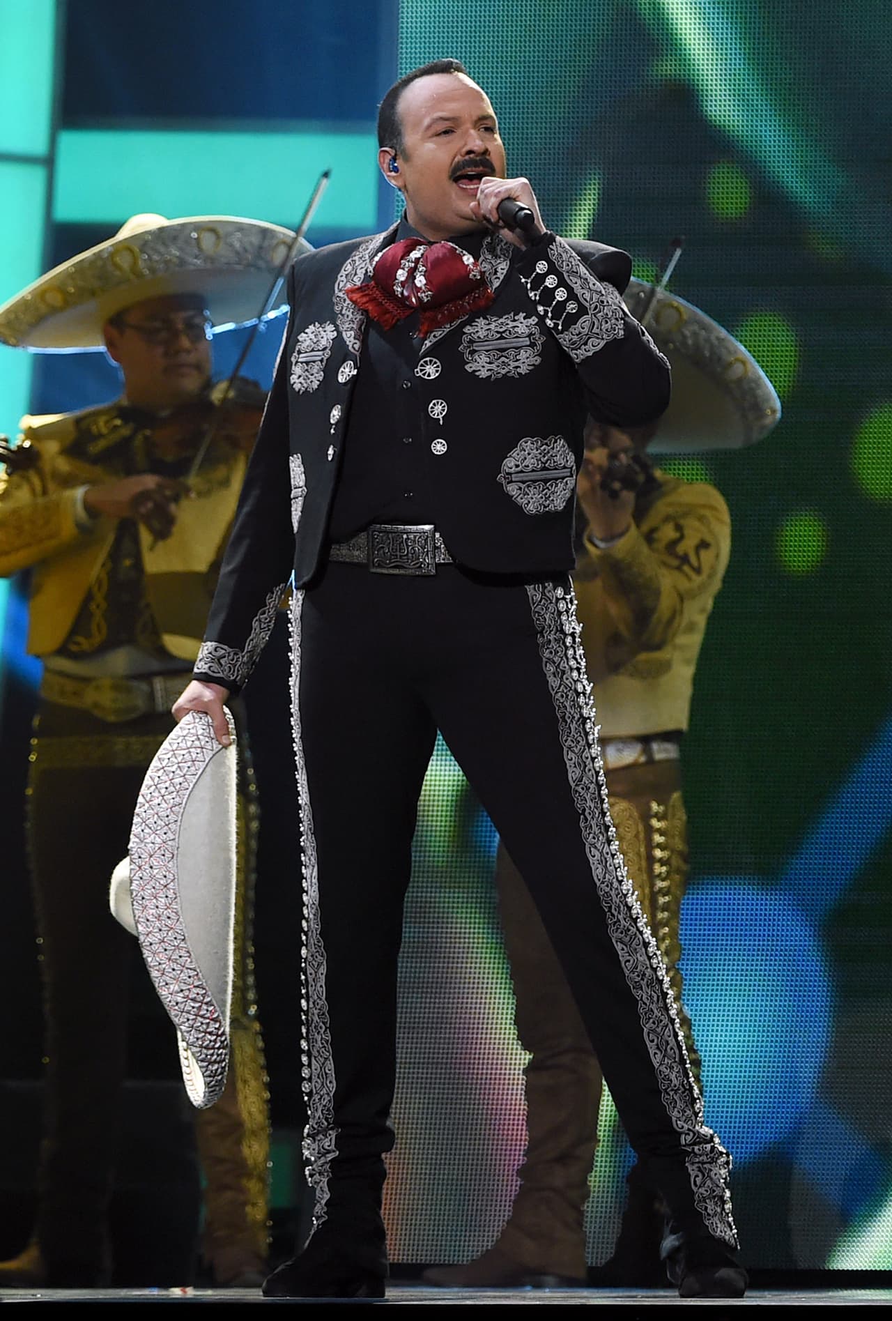 Los señalamientos de José María Angulo contra Pepe Aguilar se produjeron porque, asegura, que el músico le adeuda más de 1 millón de pesos (más de 50 mil dólares) por los 23 años que trabajó para él.