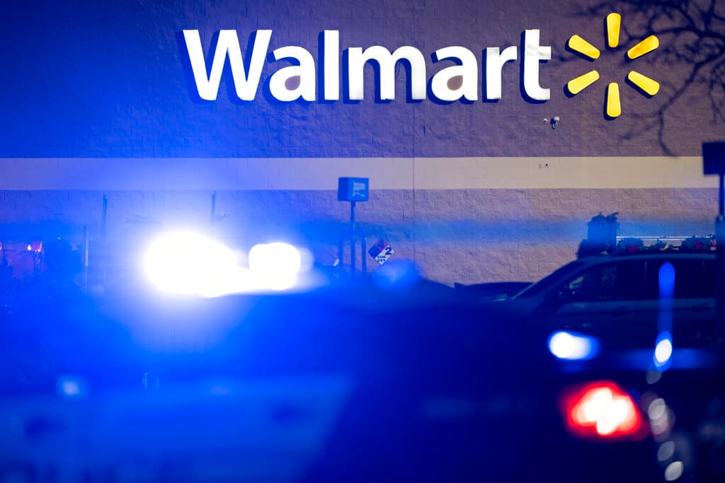 La policía respondió a una llamada por un tiroteo en el Walmart de Sam's Circle alrededor de las 10:15 pm y al llegar hallaron a varias personas muertas y heridas en la tienda.
