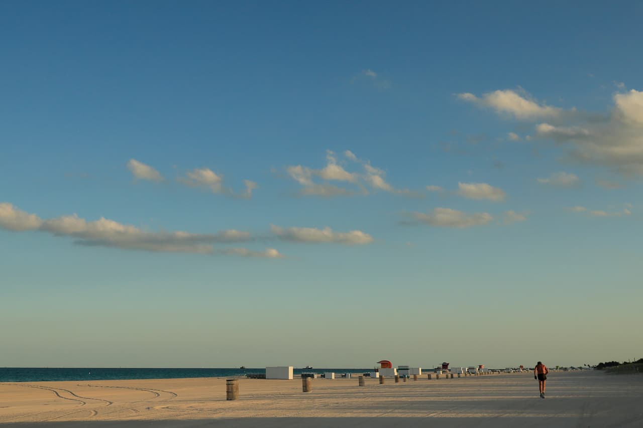 Cuando regresó se encontró, con unos boxeadores del gimnasio donde entrenaba 
<a href="https://www.univision.com/temas/muhammad-ali">Muhammad Ali</a>, y se sintió bien corriendo con ellos. Los boxeadores lo apodaron 'El Cuervo', porque siempre vestía de negro, explica.