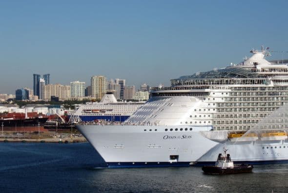 Al igual que el Oasis, que hizo su debut en diciembre de 2009, el Allure of the Seas, fue construido por el astillero finlandés STX a un costo de unos $1 mil millones, mide 65 metros de alto desde la línea de flotación, 360 metros de largo y transporta un peso de 225,282 toneladas.