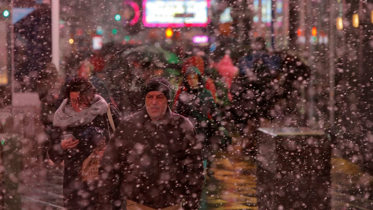 Poderosa tormenta invernal provoca apagones, destrozos e inundaciones en zonas de Nueva York y Nueva Jersey