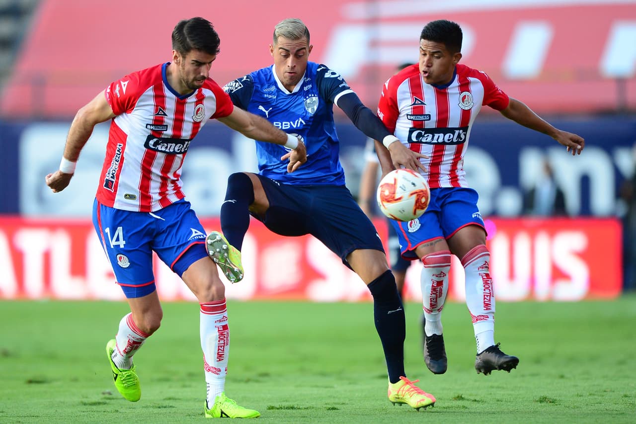 Con goles de Aké Loba y Maximiliano Meza, los Rayados se imponen 1-2 en su visita al Atlético San Luis.