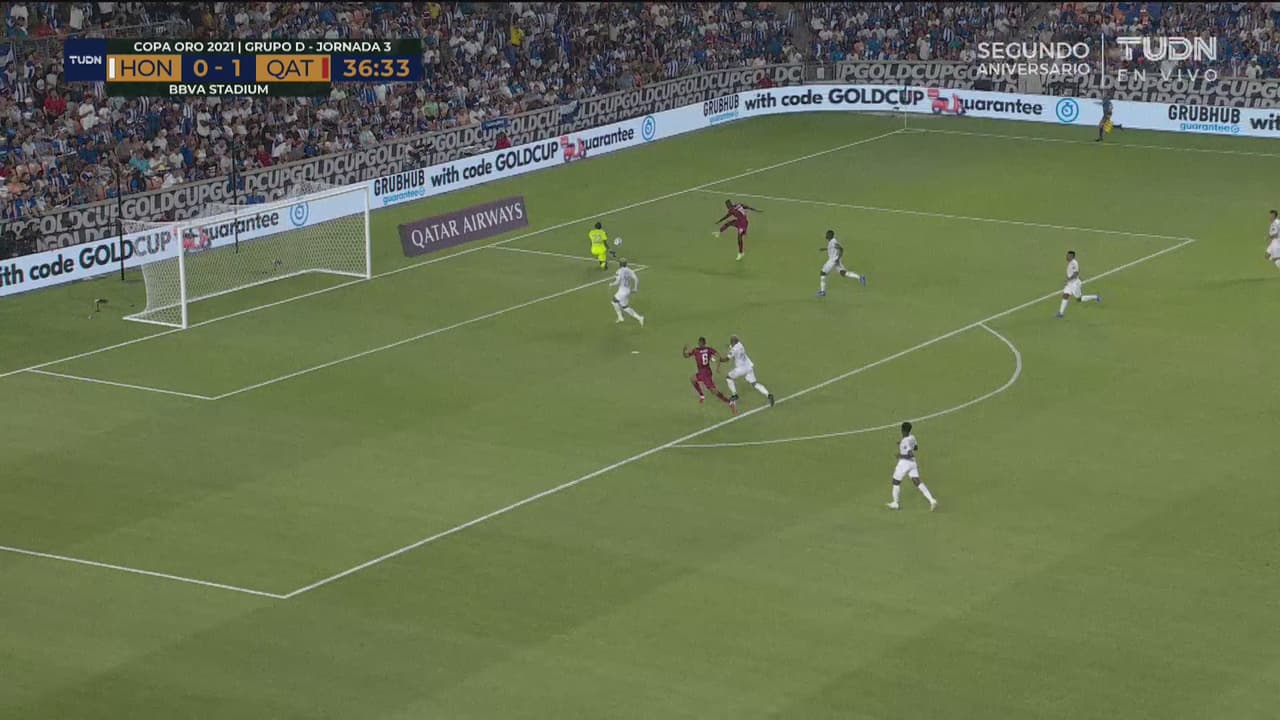 ¡Se salva Honduras! Luis López sale valiente y tapa el tiro