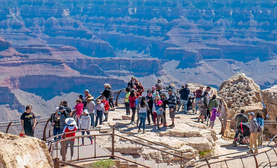 El Parque Nacional del Gran Cañón, en Arizona, ha sido escenario de numerosos accidentes de excursionistas que han caído al vacío por tomar fotografías cerca de las orillas. También algunas víctimas han decidido quitarse la vida.