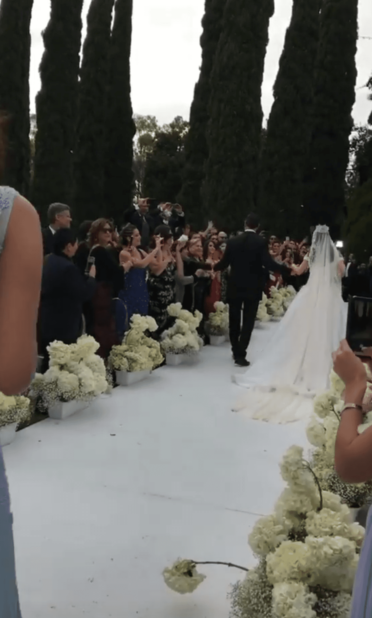 Finalmente el sábado 16 de diciembre Marlene Favela dio el 'sí' a George Seely. Durante la romántica ceremonia los novios recorrieron un pasillo adornado por rosas blancas.