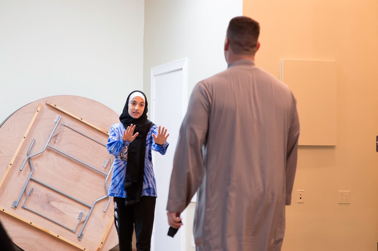 En el encuentro, el policía centró las explicaciones en las mujeres. Al llevar el hijab en su cabeza son fácilmente reconocibles como musulmanas y tienen más posibilidades de enfrentar una agresión.