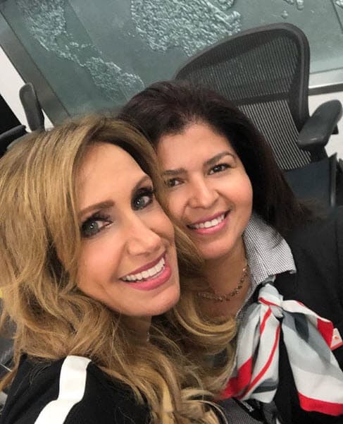 <a href="https://www.univision.com/shows/el-gordo-y-la-flaca/lili-estefan-visito-a-su-hijo-en-california-y-se-encontro-a-alan-tacher-fotos">Lili Estefan </a>aprovechó para tomarse foto con Karla, quien los atendió en el aeropuerto y confesó ser fan del show.