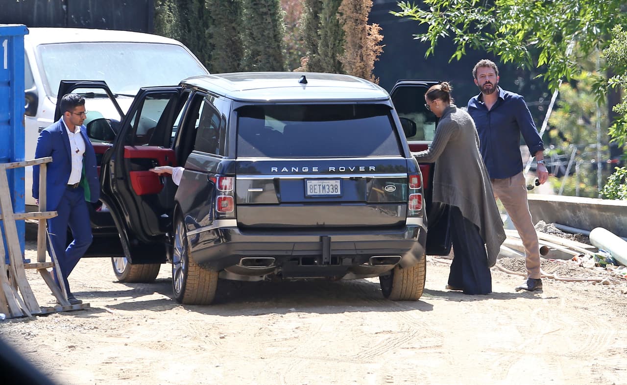 JLo y Ben Affleck visitan construcción.