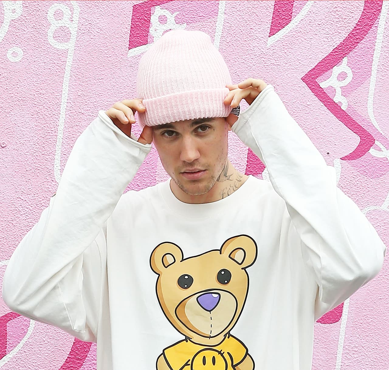 Pero el cantante de 26 años lo hace protegiéndose con una máscara para combatir el coronavirus.