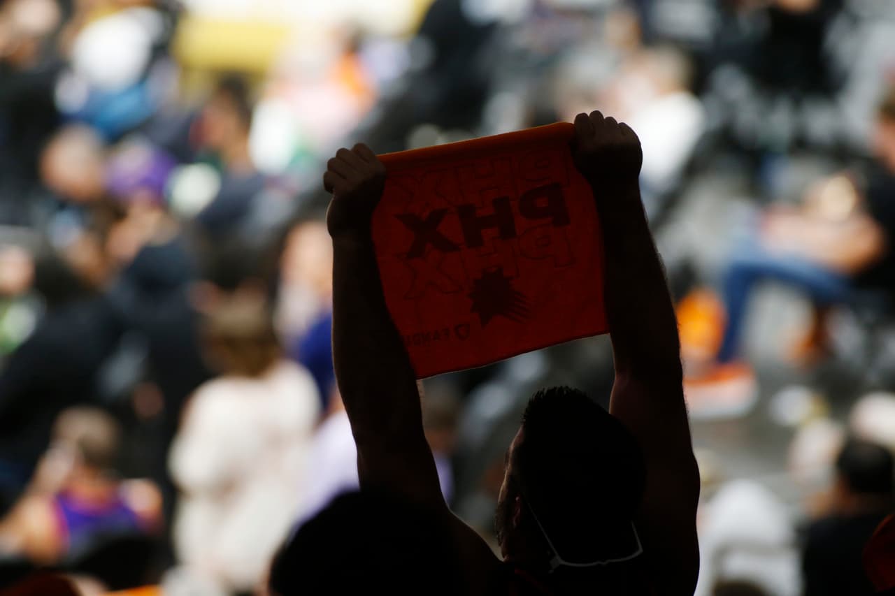 Según el Departamento de Motores y Vehículos (DMV),
<b>durante el mes de junio se recaudaron $12,000 en ventas</b>. “Eso es un aumento de aproximadamente $3,500 desde mayo,
<b>en el que hubo ventas de poco menos de $ 8,500</b>. Durante los 10 meses anteriores, las ventas de placas Suns promediaron aproximadamente $ 7,000 por mes”, indica el DMV mediante un comunicado de prensa.
<br>