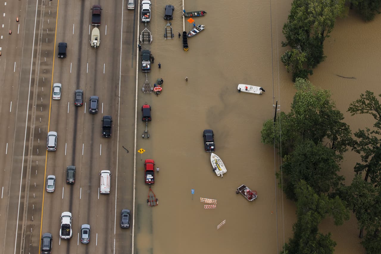 Algunos vehículos varados y otros sumergidos en la interestatal I-10 de Houston.