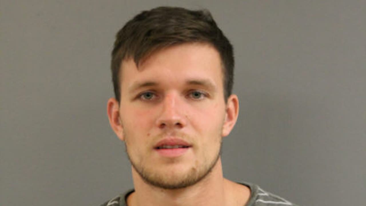 <a href="https://www.univision.com/local/chicago-wgbo/presentan-cargos-contra-hombre-acusado-por-dejar-un-paquete-sospechoso-que-conmociono-a-residentes-en-logan-square">Las autoridades de Chicago pusieron bajo custodia de Pawel Borowski-Beszta, de 25 años de edad.</a> Este hombre del área norte de la ciudad ha recibido un cargo por tráfico de sustancias controladas y otro por posesión de una sustancia controlada Mfg/Del de 10 a 30 gramos.