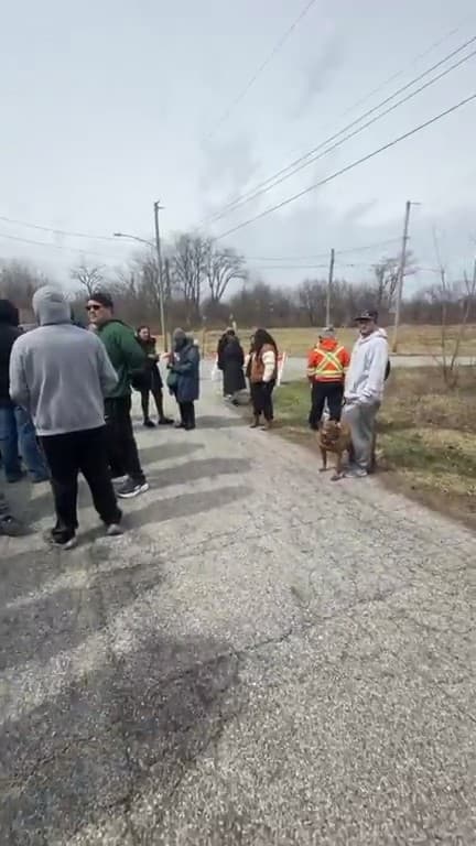 Hasta el momento, las labores de búsqueda siguen activas con 
<b>operativos por tierra, agua y aire.</b> Familiares, amigos y voluntarios también participan en recorridos y distribución de volantes en la zona.
