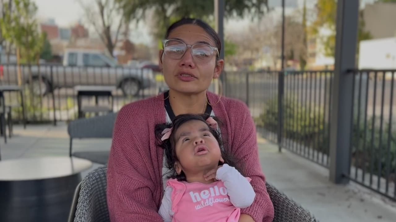 “Se puede ahogar en cualquier segundo”: Madre latina pide ayuda para mantener con vida a su hija de casi dos años