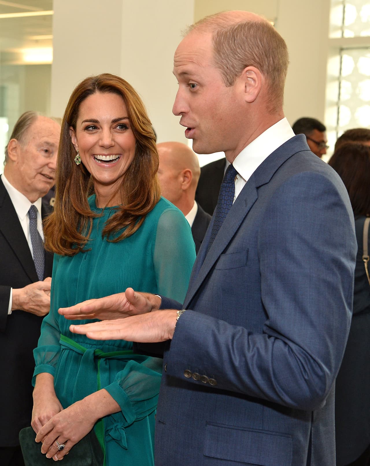 Según la crónica del Daily Mail, el príncipe William intervino para aceptar que le gusta el aroma de las especias, pero que 
<b>no le gusta el curry </b>demasiado picante.