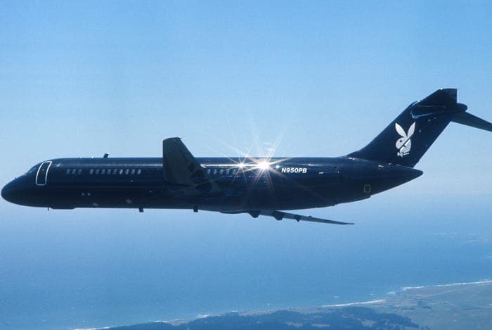 <h3 class="cms-H3-H3"><b>Hugh Hefner</b></h3>
<br>
<br>En 1969, en el pináculo de la popularidad de la revista Playboy, Hugh Hefner tenía casi todas las posesiones materiales que un hombre podía pedir, solo le faltaba un avión que fuera, según su deseo, como una mansión, con una pista de baile, un cuarto con una cama redonda y que además fuera capaz de volar a otros países.
<br>