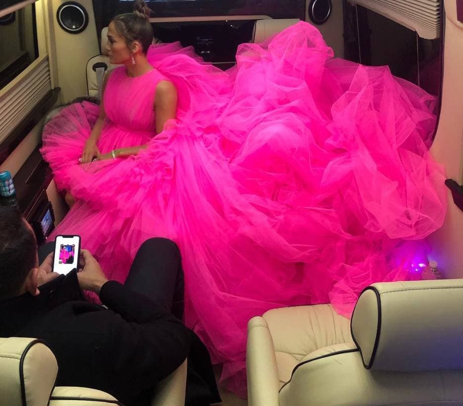El diseño utilizado por Jennifer López contaba con una cola de varios metros de largo que, como se puede ver en la imagen compartida en sus redes sociales, impedía tener a A-Rod sentado a su lado. Algo que no incomodó a su enamorado, quien se dedicó a admirarla y fotografiarla.
