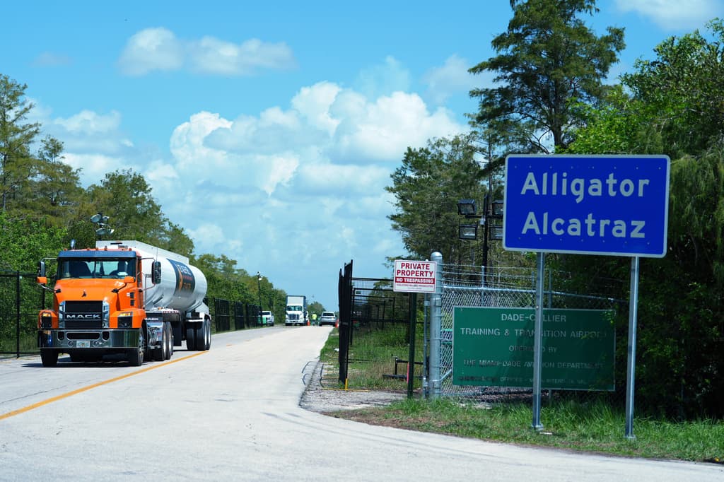 Corte de Apelaciones mantiene abierto 'Alligator Alcatatraz' y desestima reclamos ambientales contra la instalación