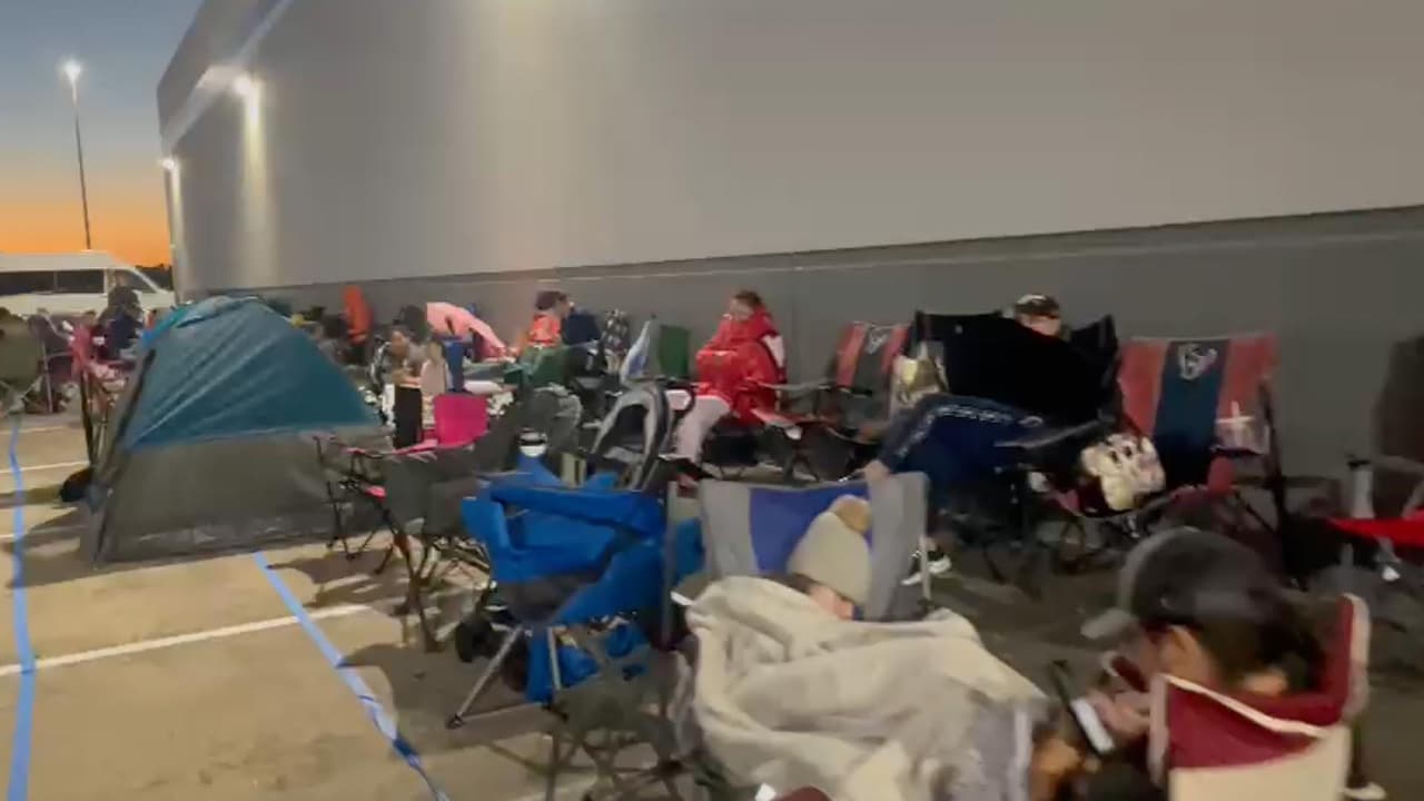 Los fanáticos tomaron su puesto desde las 3am del jueves, a pesar de que la estrella de los Astros llegaría a las 7pm a una tienda deportiva en Pasadena.