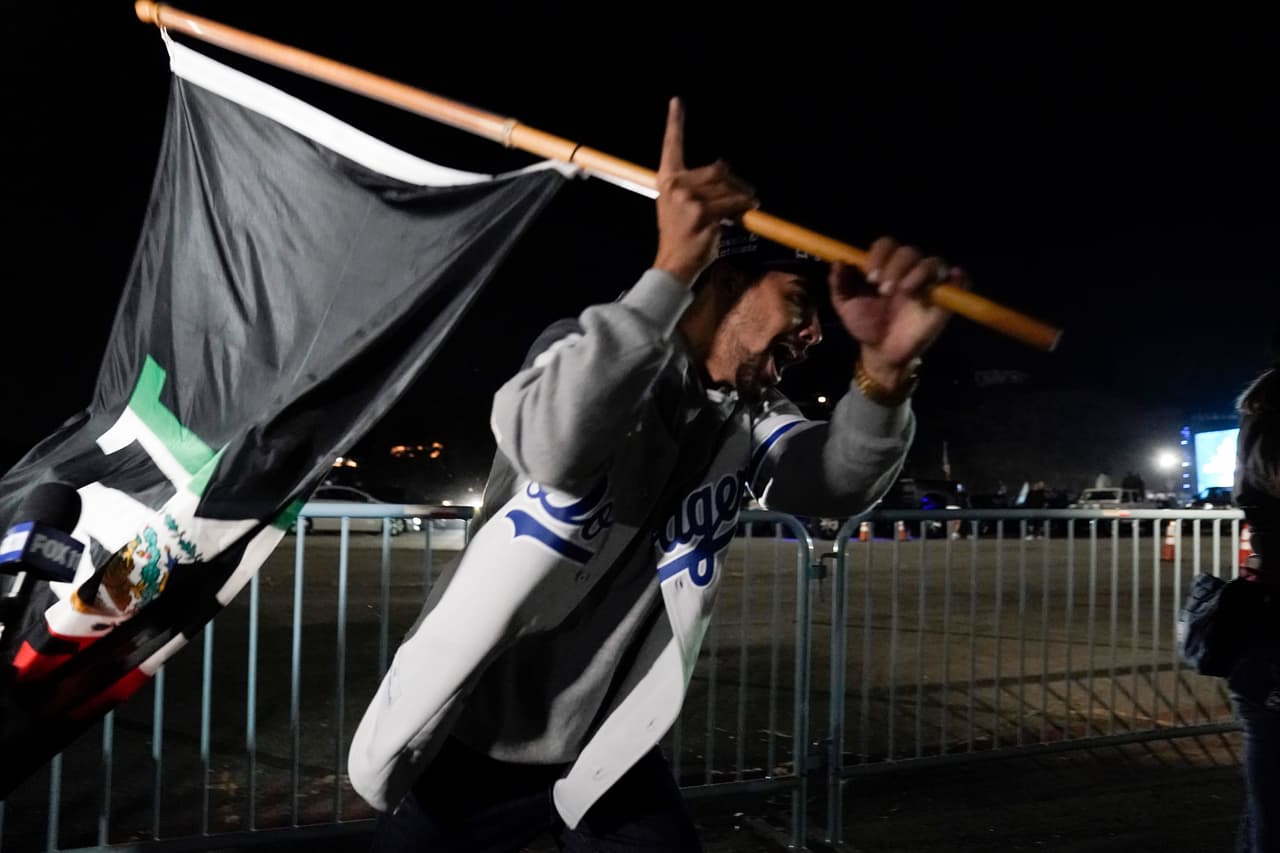 Además, han pedido evitar participar en celebraciones en lugares cerrados por fuera de su casa y mantener en todo momento seis pies de distancia como medida preventiva en medio de la pandemia.