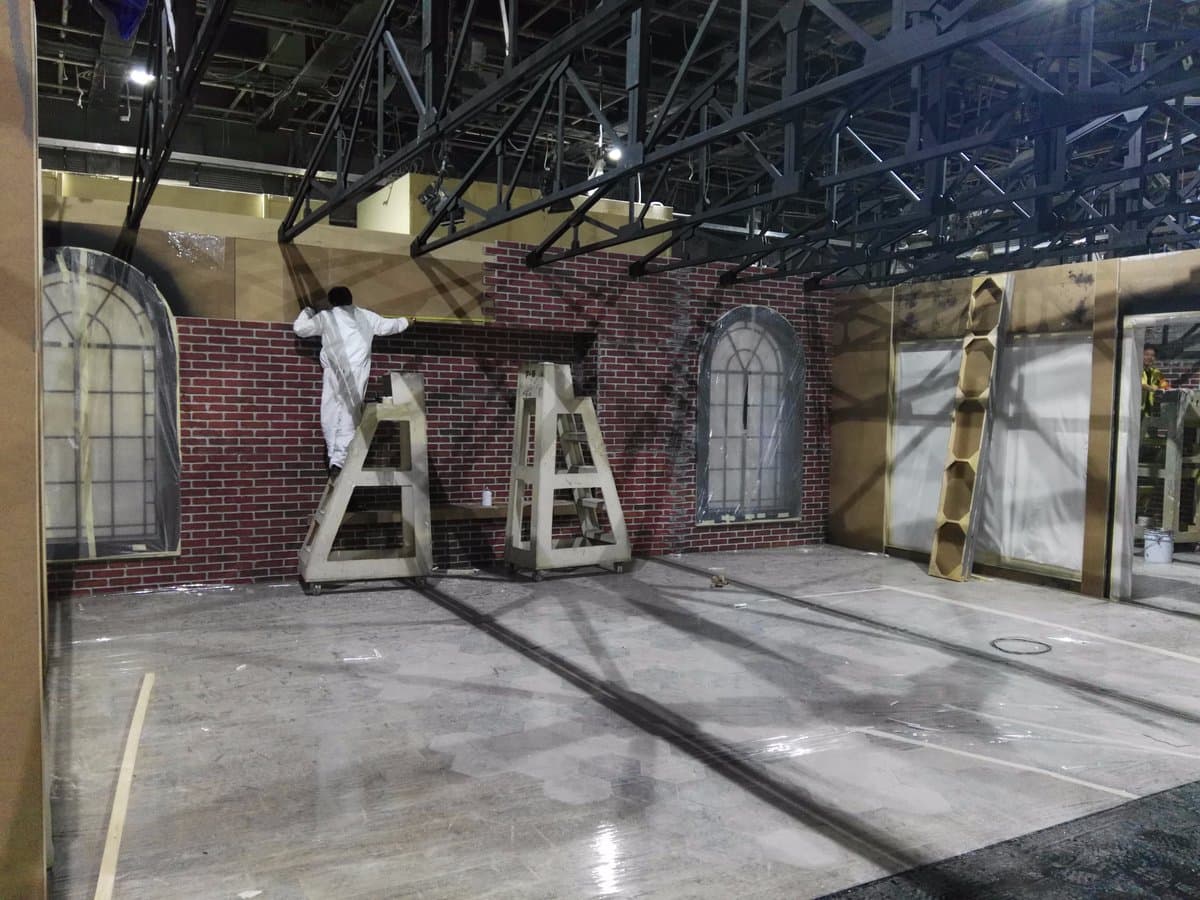 Así luce el foro de grabaciones de 'Nadie más en el mundo', técnicos y escenógrafos trabajan a marchas forzadas para crear toda la ambientación en donde sucederán las traiciones, amores y bajas pasiones de esta nueva telenovela realizada por Televisa.