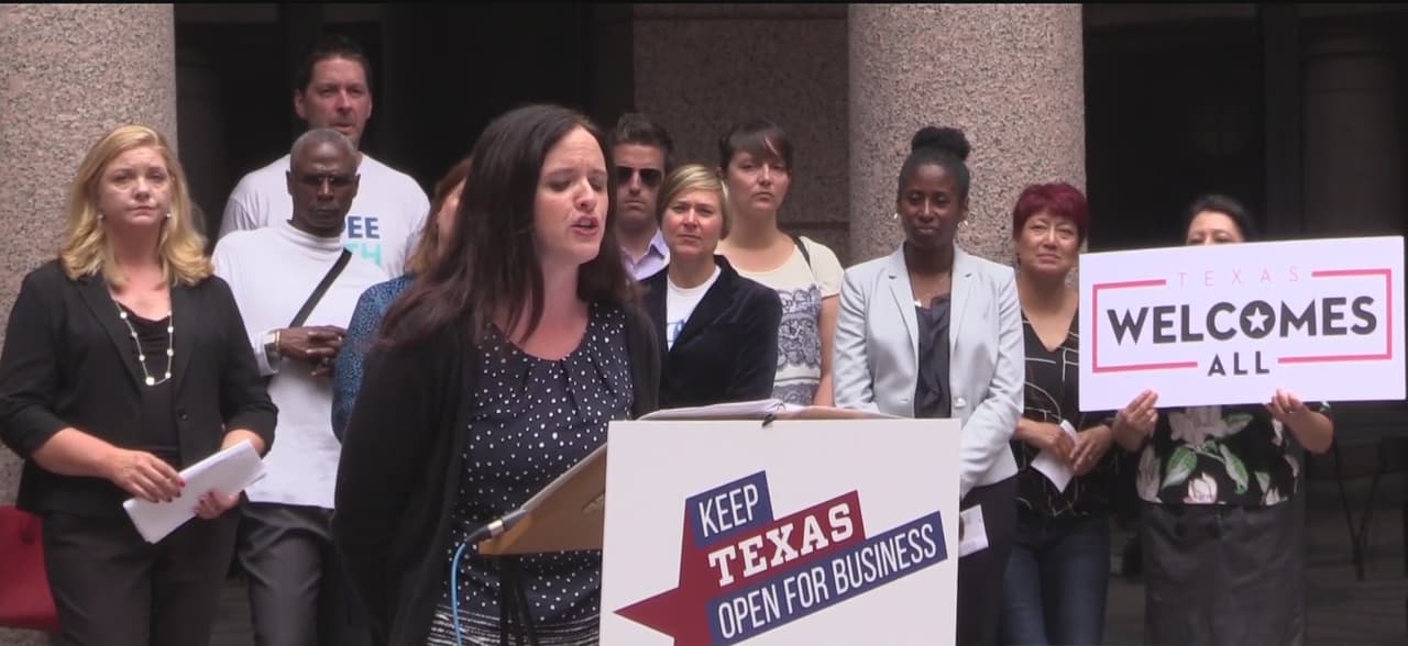 Empresas se unen a activistas para exigir a legisladores de Texas que rechacen una propuesta que regularía el uso de baños públicos para personas transgénero