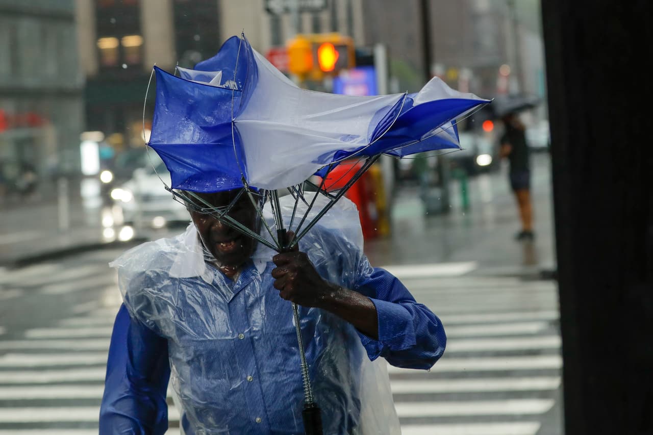 Durante el sábado se pronostica que Fay continúe debilitándose, con posibilidades de que se disipe al final del domingo.