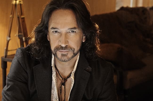 Marco Antonio Solís siempre tiene un as bajo la manga en cada inicio de año, y para este 2018 la sorpresa que prepara es la grabación de un nuevo material discográfico con temas inéditos, así como el inicio del Tour 2018 en EEUU, México, Centro y Sudamérica, y España.