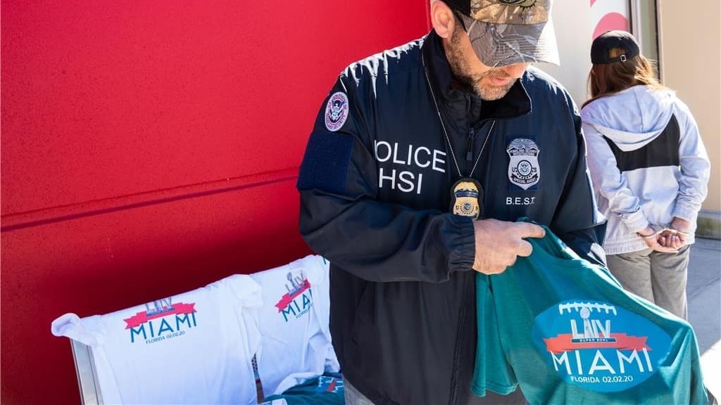 ICE advierte que sus agentes realizarán operativos contra la piratería durante el Super Bowl LIV