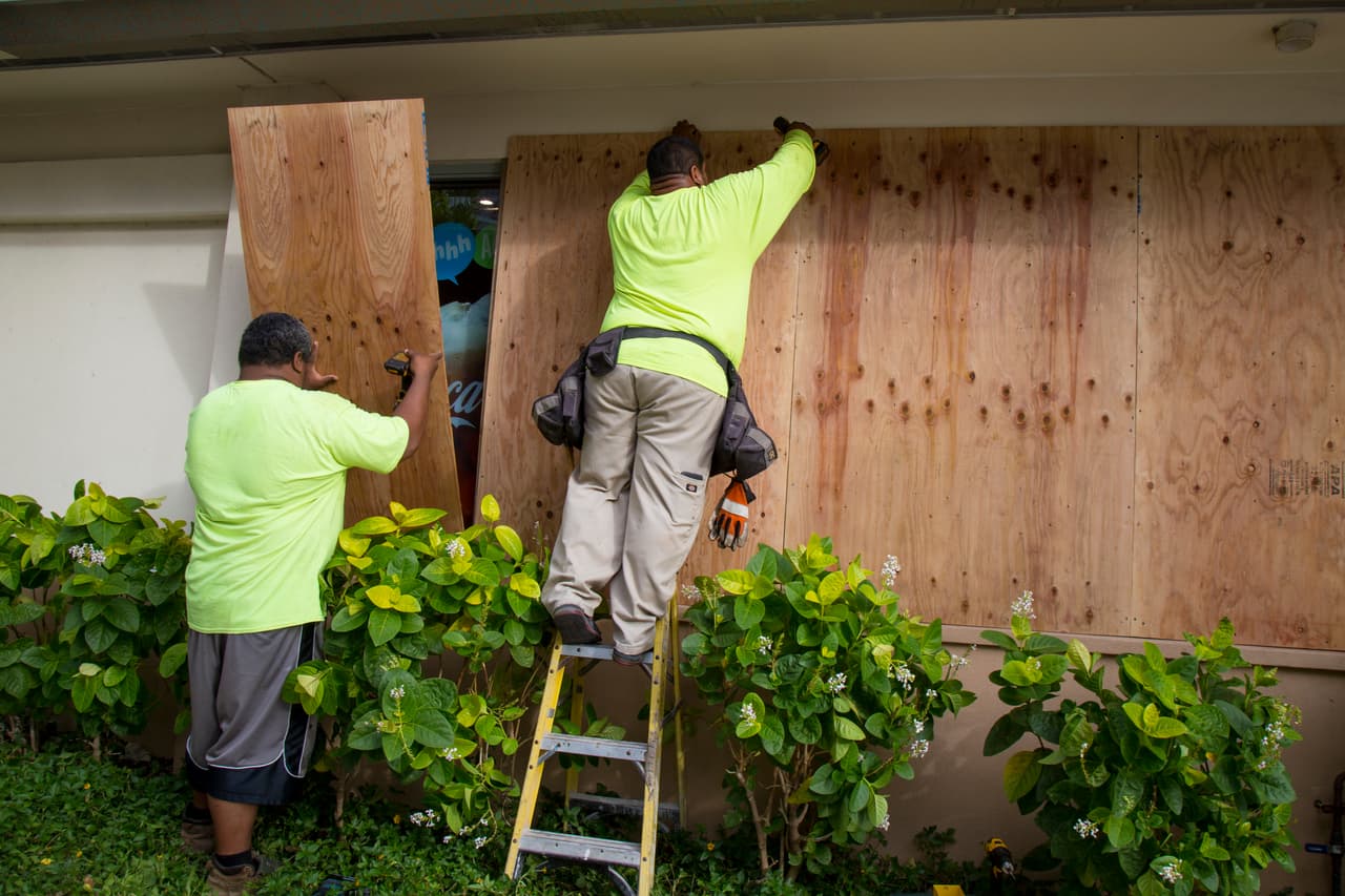 La llegada de un huracán tan fuerte a Hawaii es para algunos expertos algo inusual. Según
<i> <a href="https://weather.com/storms/hurricane/news/2018-08-22-hurricane-lane-rare-unusual-storm-forecast-rain-threat">The Weather Channel</a>, </i>en esta zona las tormentas se debilitan por la mezcla de agua oceánica más fría, aire seco y un aumento en la velocidad del viento, pero con Lane esto no ha sucedido.
