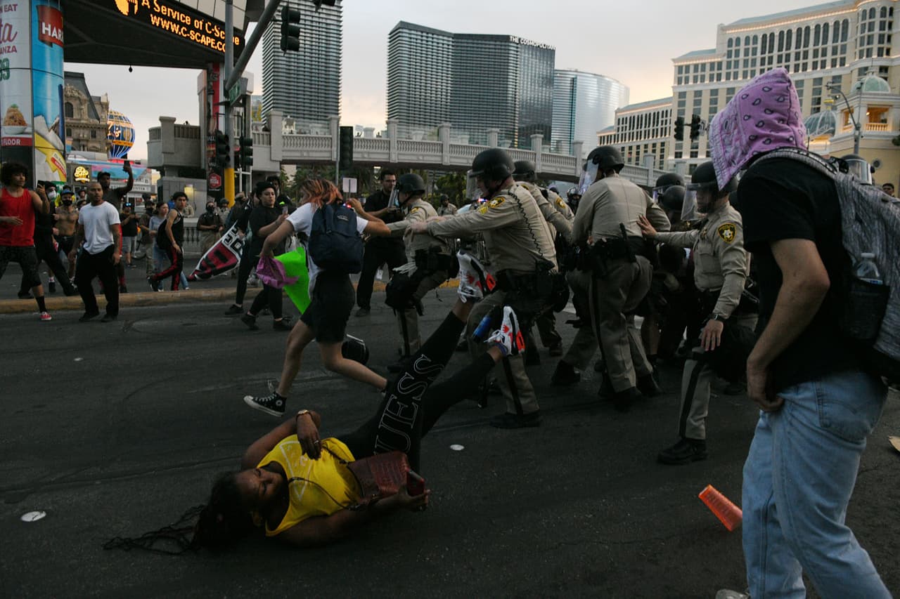 La represión de la policía a una manifestación en Las Vegas, Nevada. Además de la muerte de Floyd, Arbery y Taylor, los manifestantes incluyeron en sus demandas la justicia por otros casos de afroestadounidenses muertos en circunstancias similares. 29 de mayo. 
<br>