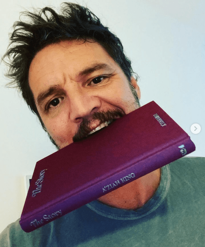 Pedro Pascal también ha enamorado a sus fans porque es un ávido lector