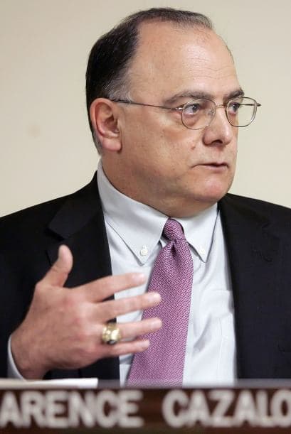 8. CLARENCE P. CAZALOT JR., MARATHON OIL- ¿Te imaginas incrementar tu salario 239% de un año a otro? Pues a Clarence P. Cazalot Jr. se le hizo una realidad, ganando sólo en 2011 $29.9 millones.