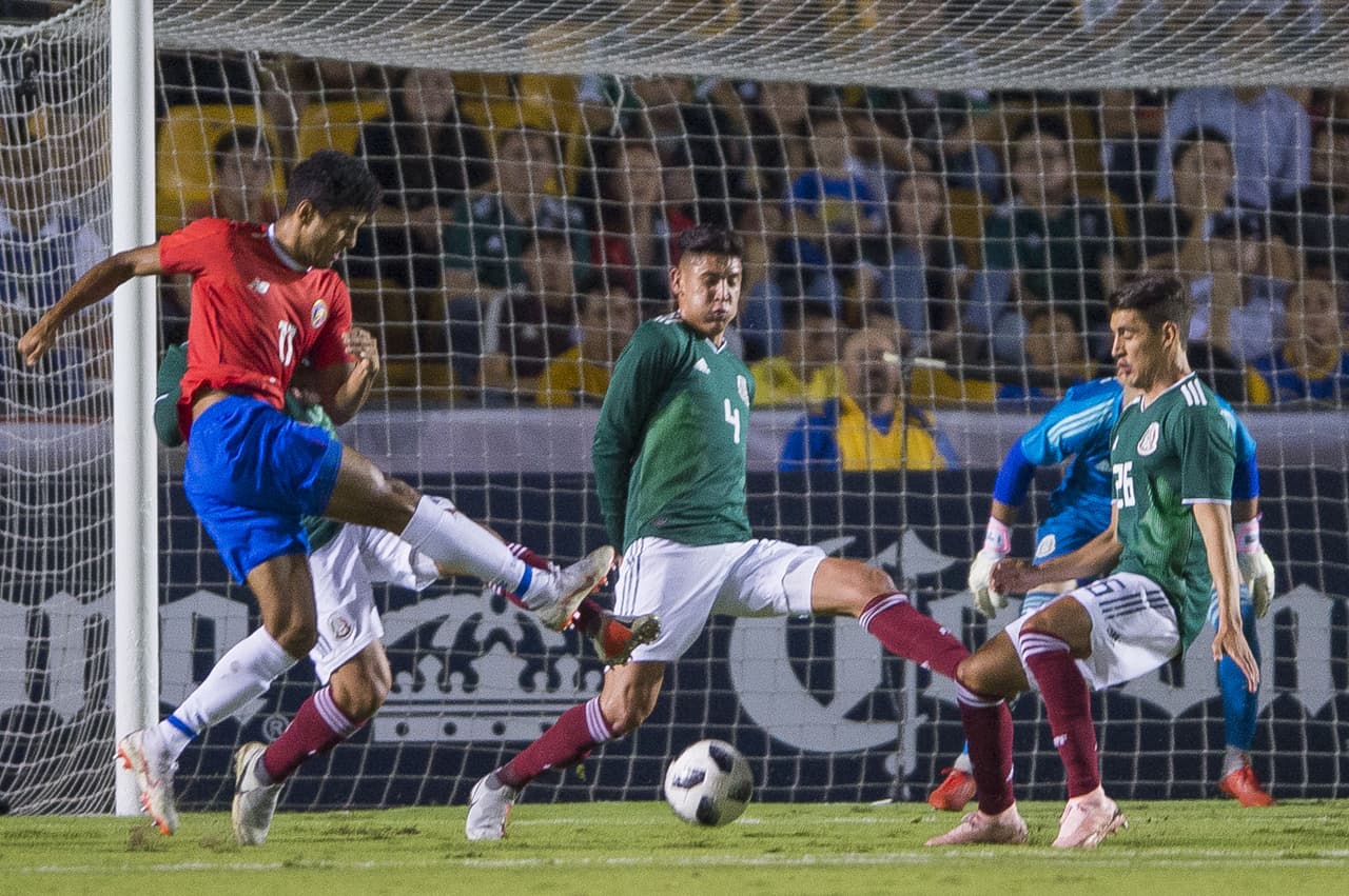 4. EDSON ÁLVAREZ – 6 – Como el único mundialista en defensa, fue la voz cantante, pero la zaga mexicana sufrió con los ataques de Ruiz y Campbell.