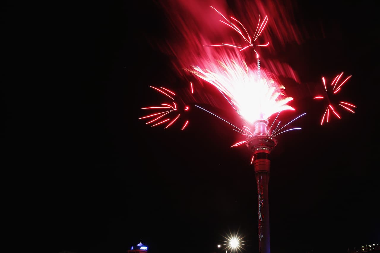 El espectáculo de fuegos artificiales se inició también en la torre Auckland Sky en Nueva Zelanda.