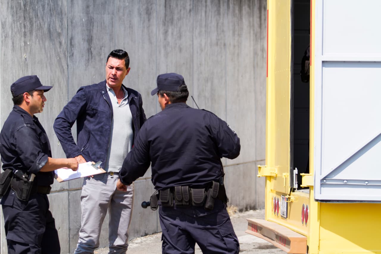 En el interior Dave permanecía oculto. Para su buena suerte, los guardias no descubrieron nada inusual.