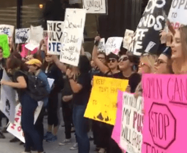 Centenares de mujeres en Chicago protestan contra el lenguaje de Donald Trump