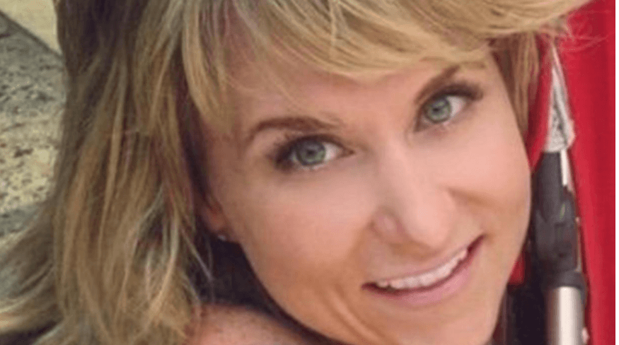 <b>Katie Denise Oxley Thomas</b>, de 40 años y madre de tres niños, era maratonista y llevaba un estilo de vida muy saludable, pero 
<a href="https://www.univision.com/los-angeles/kmex/noticias/influenza/madre-de-tres-hijos-que-corria-maratones-muere-en-menos-de-dos-dias-por-una-gripe">murió 48 horas después de enfermar de gripe</a>. 
<b>"Nunca he visto algo así. Cómo de rápido la deterioró</b> 
<b>y la atacó</b> (la influenza)", aseguró su padre Walt Oxley a la cadena 
<a href="http://abc7.com/health/flu-takes-life-of-40-year-old-bay-area-mother-of-3/2949716/">ABC7</a>. Los Centros para el Control de Enfermedades (CDC) recomiendan vacunarse contra la influenza y advierten que hasta las personas que se consideran sanas y jóvenes pueden contagiarse. "Cualquier persona, 
<b>incluso gente sana, puede enfermarse de gripe",</b> dijo la doctora Brenda Fitzgerald, directora de los CDC.