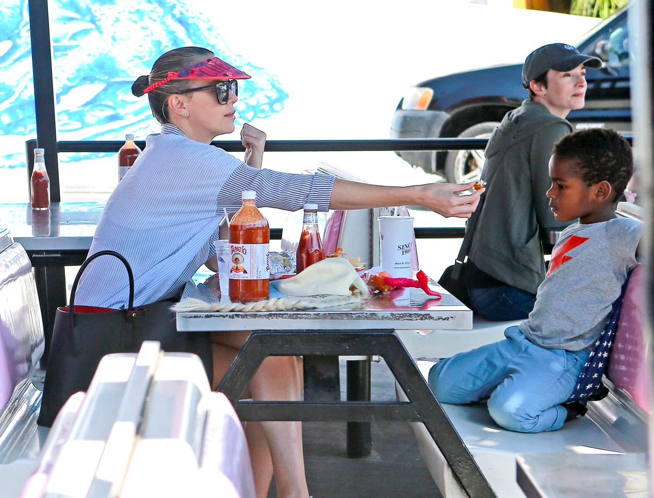 Charlize le partió su comida a Jackson.
