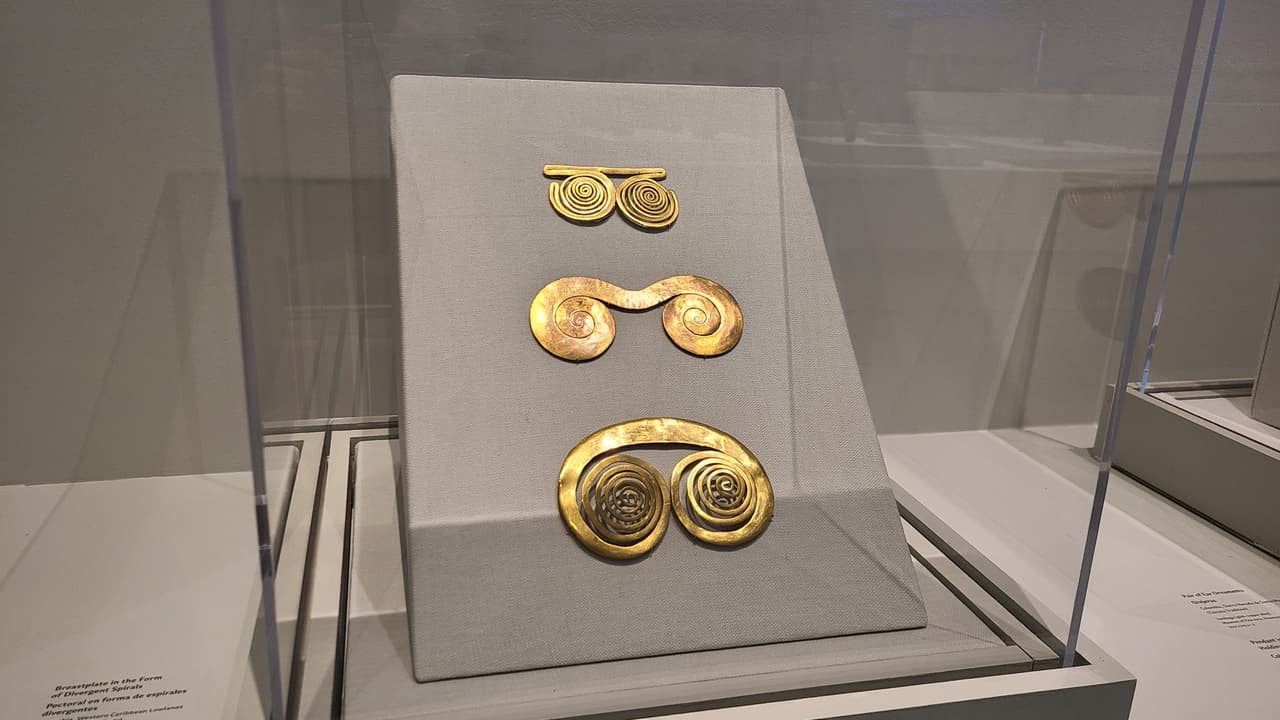 La exposición explora las conexiones que tiene la humanidad con el universo. Y cómo las comunidades indígenas enseñan a crear reciprocidad con la tierra y las personas.