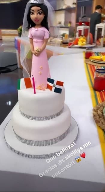 Fran estaba feliz por todos los detalles que le brindaron y el pastel fue uno de sus favoritos.